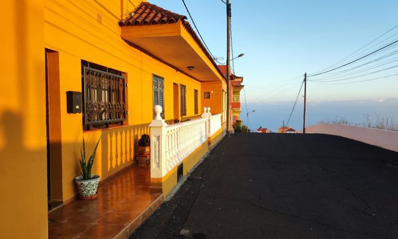 Une maison coloniale colorée éclairée par le soleil levant dans le petit village de San Jose de Los Llanos