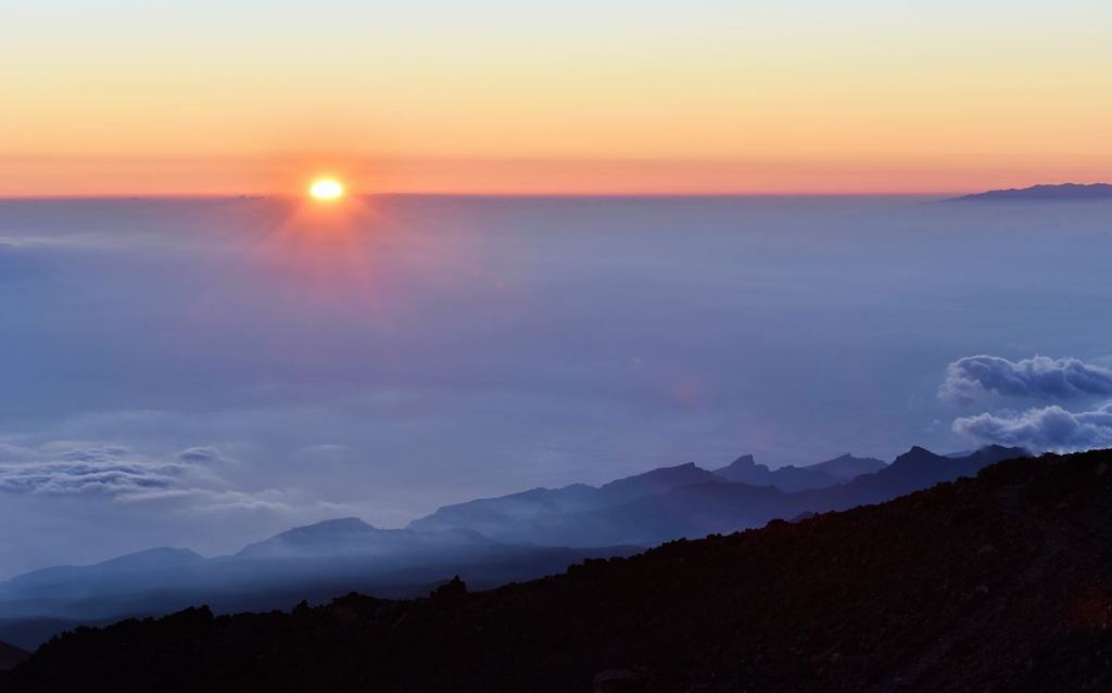 Le soleil se couche sur la mer de nuages au-dessus de la caldeira du volcan Teide