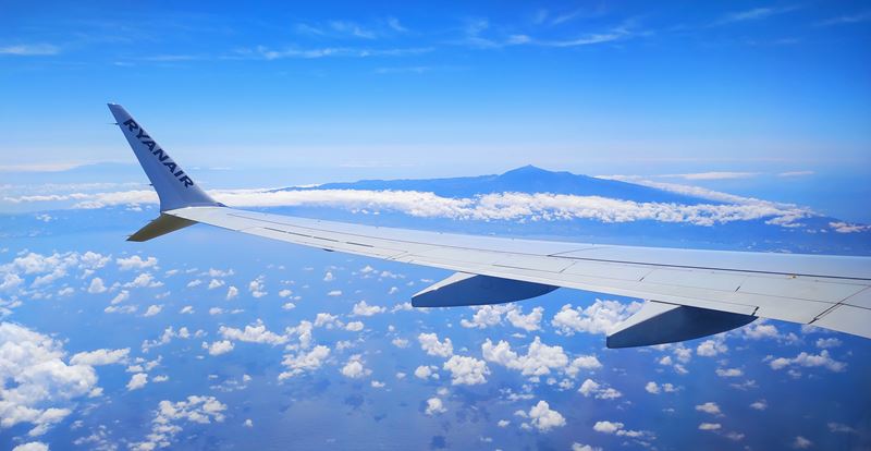 Vue aérienne sur l'île de Tenerife, sur l'océan et sur les nuages, depuis l'avion