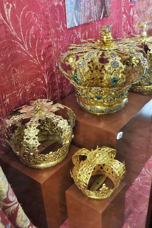 Des couronnes et leurs bijoux, dans la cathédrale de la ville coloniale de San Cristobal de la Laguna