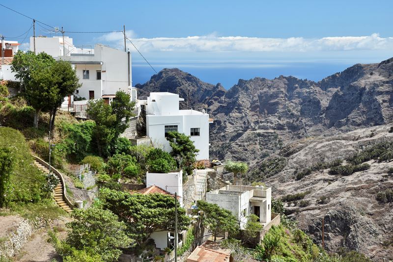 Le petit village de Lomo de las Bodegas, devant la mer et les montagnes