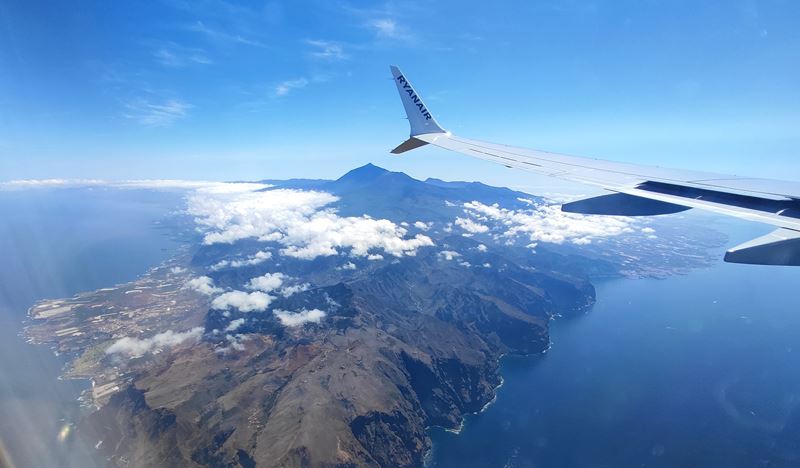 Vue aérienne sur l'île de Tenerife, dominée par le volcan Teide