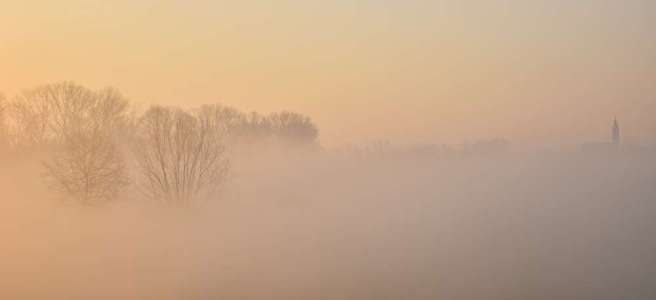Brume matinale dans la plaine du Pô.