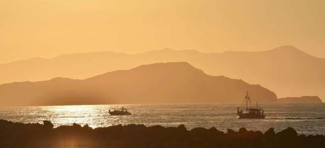 Deux bateaux coucher du soleil sur l'île de Crète en Grèce