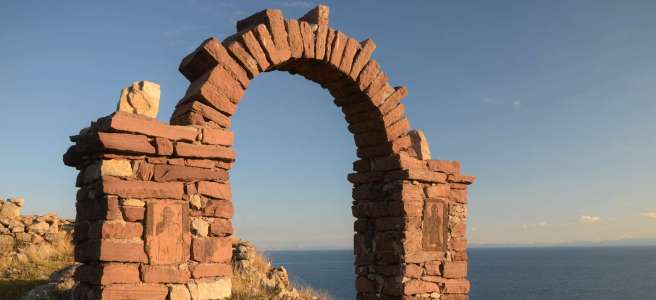Arche inca île Ticonata Lac Titicaca éclairage soleil levant