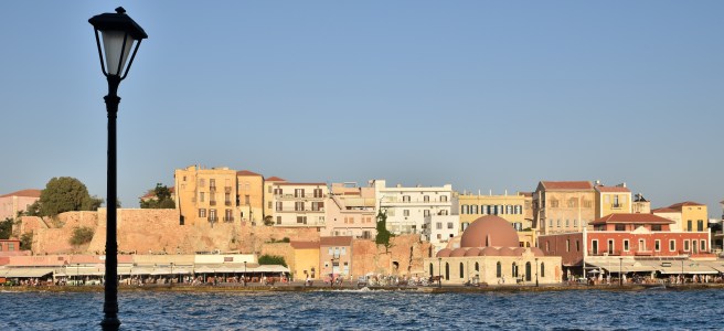 Les maisons colorées de La Canée éclairées par le soleil couchant