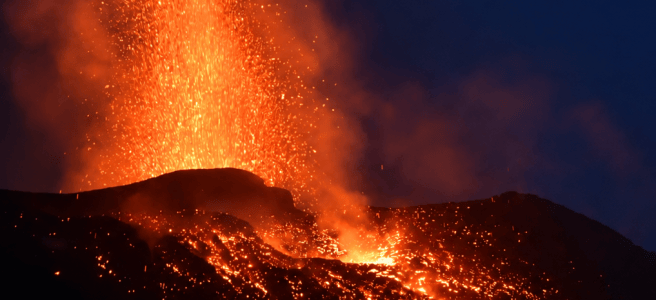 Éruption de lave du Stromboli (îles Éoliennes, Sicile)